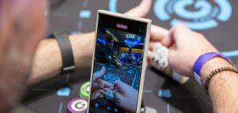 Jugador de póker tomando decisiones estratégicas en la mesa